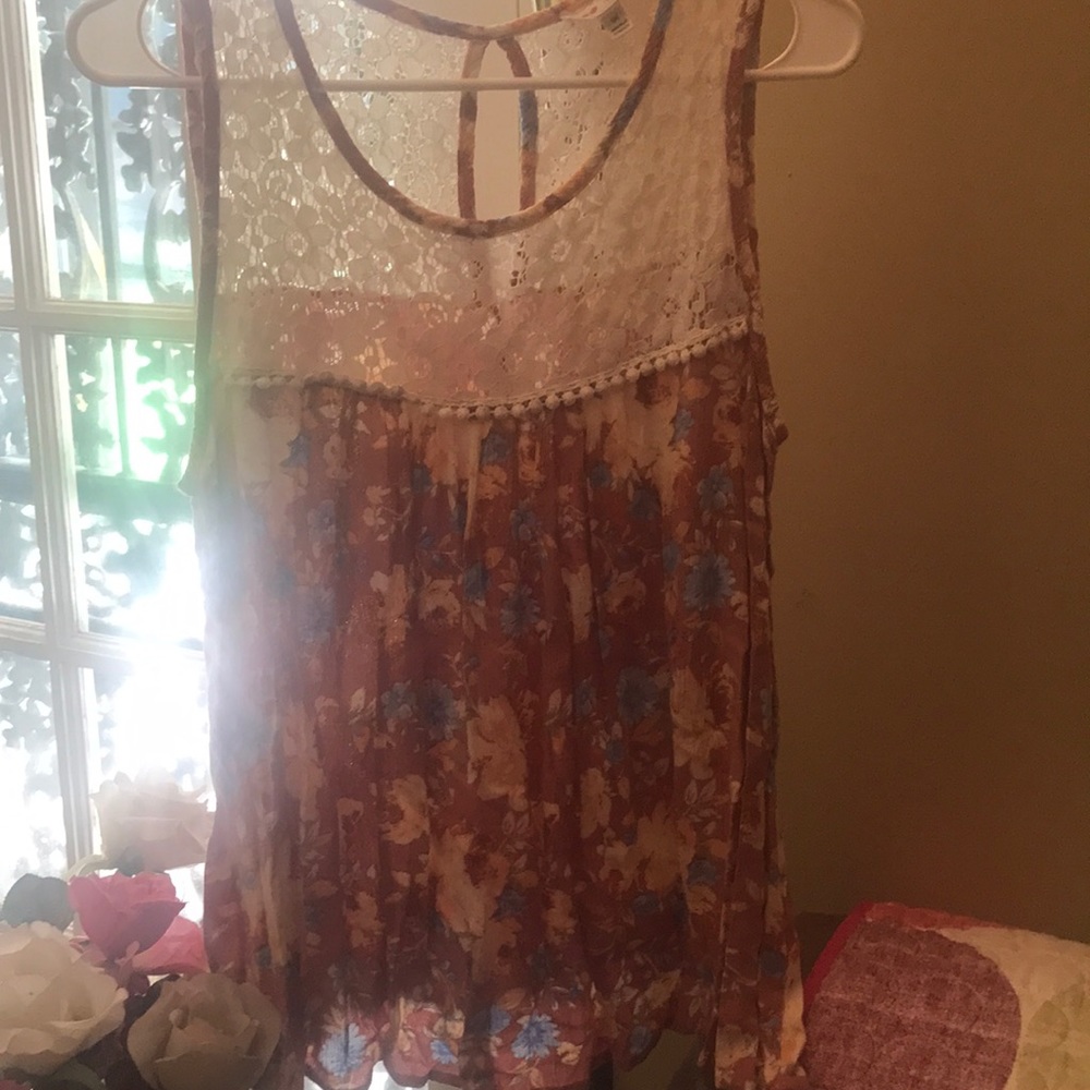 1x shirt with beautiful lace and flowers.